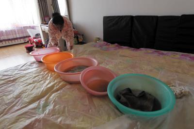 边坝楼上漏水，住户失联，小区没物管，业主维权难！律师来支招……